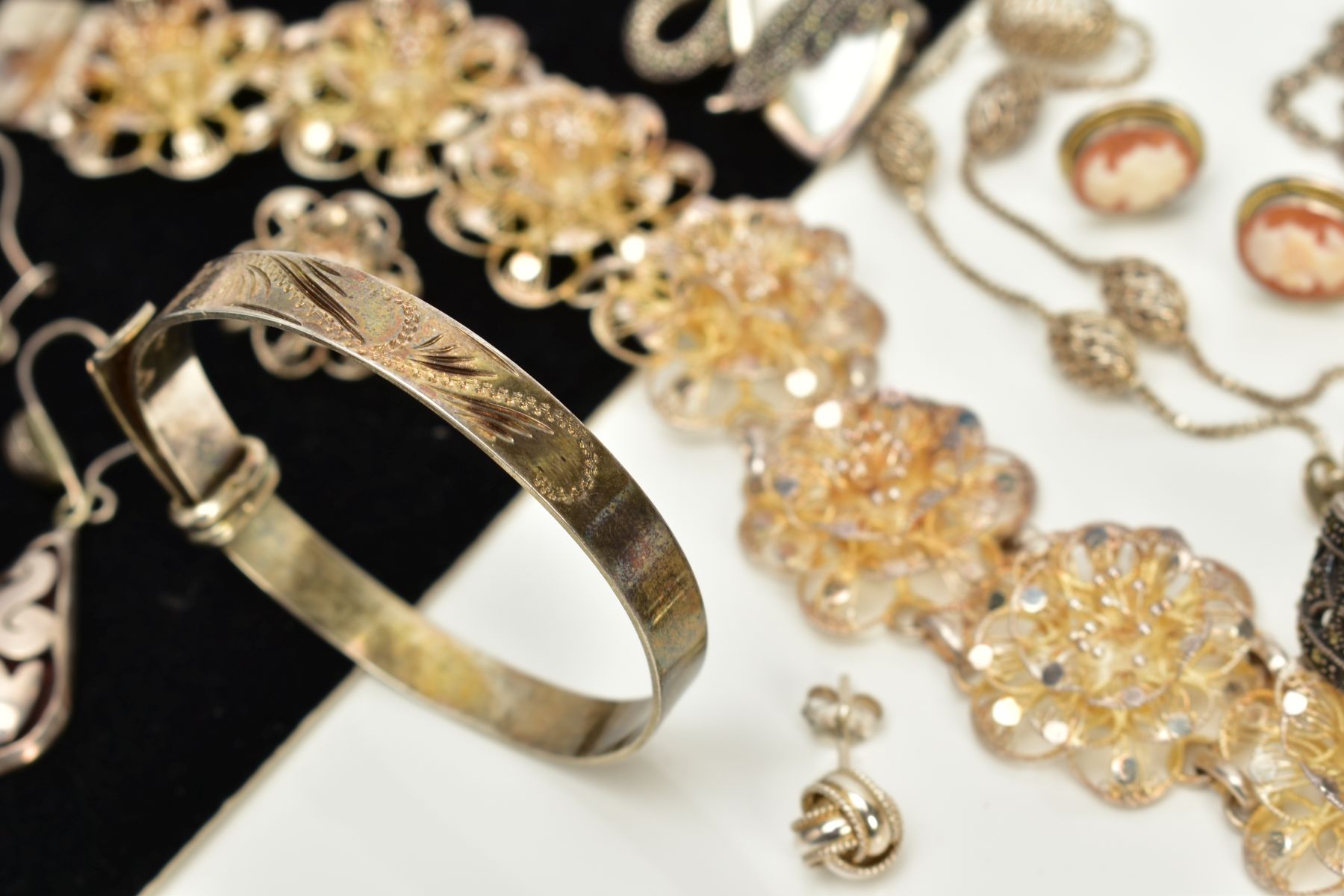 A SMALL SELECTION OF JEWELLERY, to include a child's foliate engraved silver bangle, hallmarked - Image 2 of 5