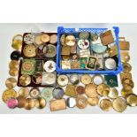 A QUANTITY OF COMPACTS WITH SPARES, REPAIRS AND PARTS, to include a number of 'Stratton' compacts of