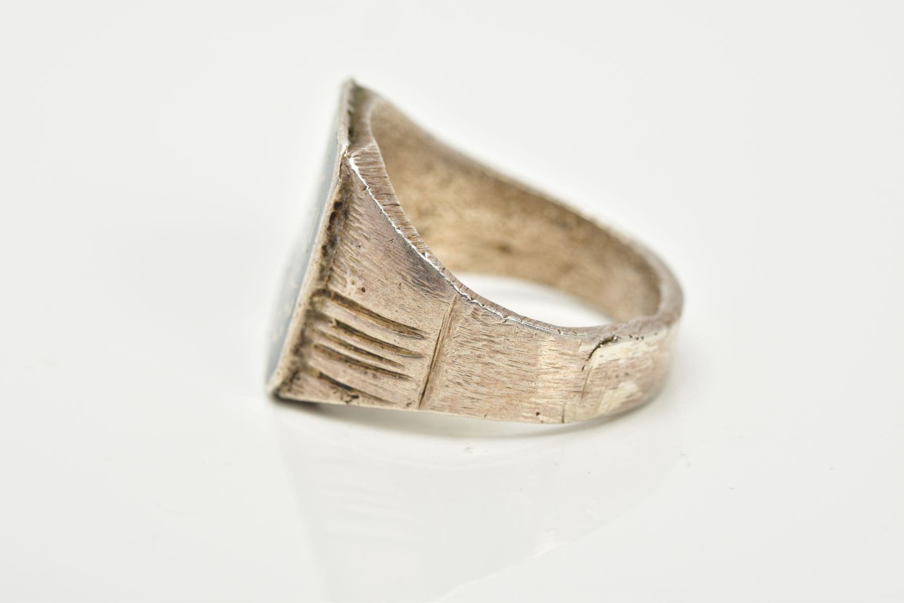 A GENTS WHITE METAL ISLAMIC SIGNET RING, designed with a rectangular Islamic inscribed black - Image 2 of 3