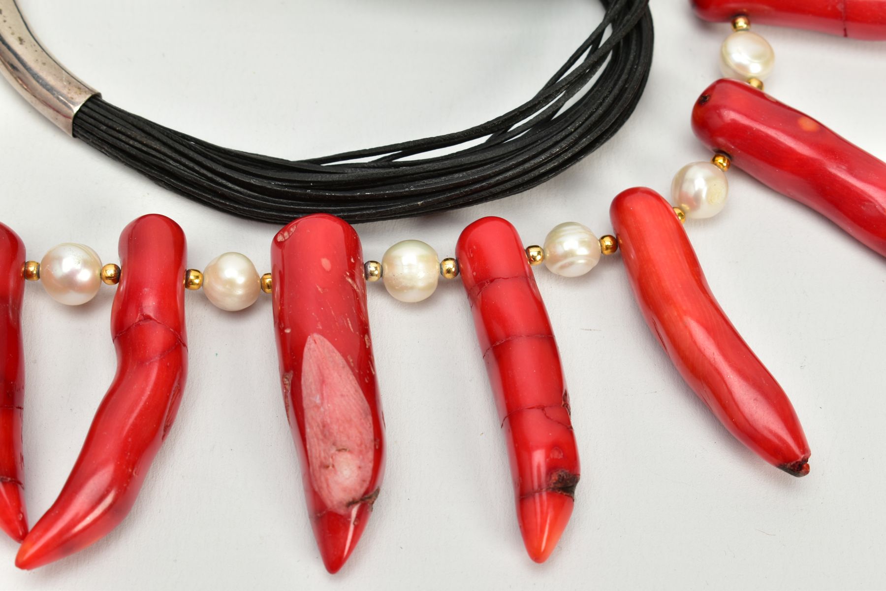 THREE ITEMS OF JEWELLERY, to include a large dyed coral and fresh water cultured pearl necklace, a - Image 5 of 5