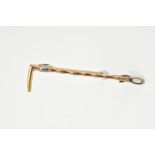 A YELLOW METAL BAR BROOCH, in the form of a riding crop, length 50mm, approximate gross weight 4.3