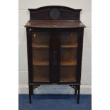 AN EARLY 20TH CENTURY MAHOGANY DOUBLE DOOR DISPLAY CABINET, with a raised back and two fixed