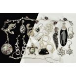 A COLLECTION OF WHITE METAL ASSORTED JEWELLERY ITEMS, to include a black freshwater pearl and