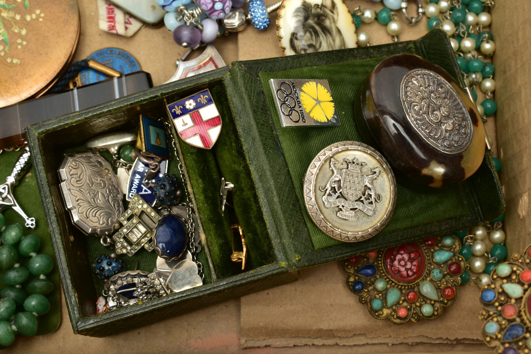 A SELECTION OF COSTUME JEWELLERY AND ITEMS, to include a silver engine turn designed compact, - Image 3 of 4