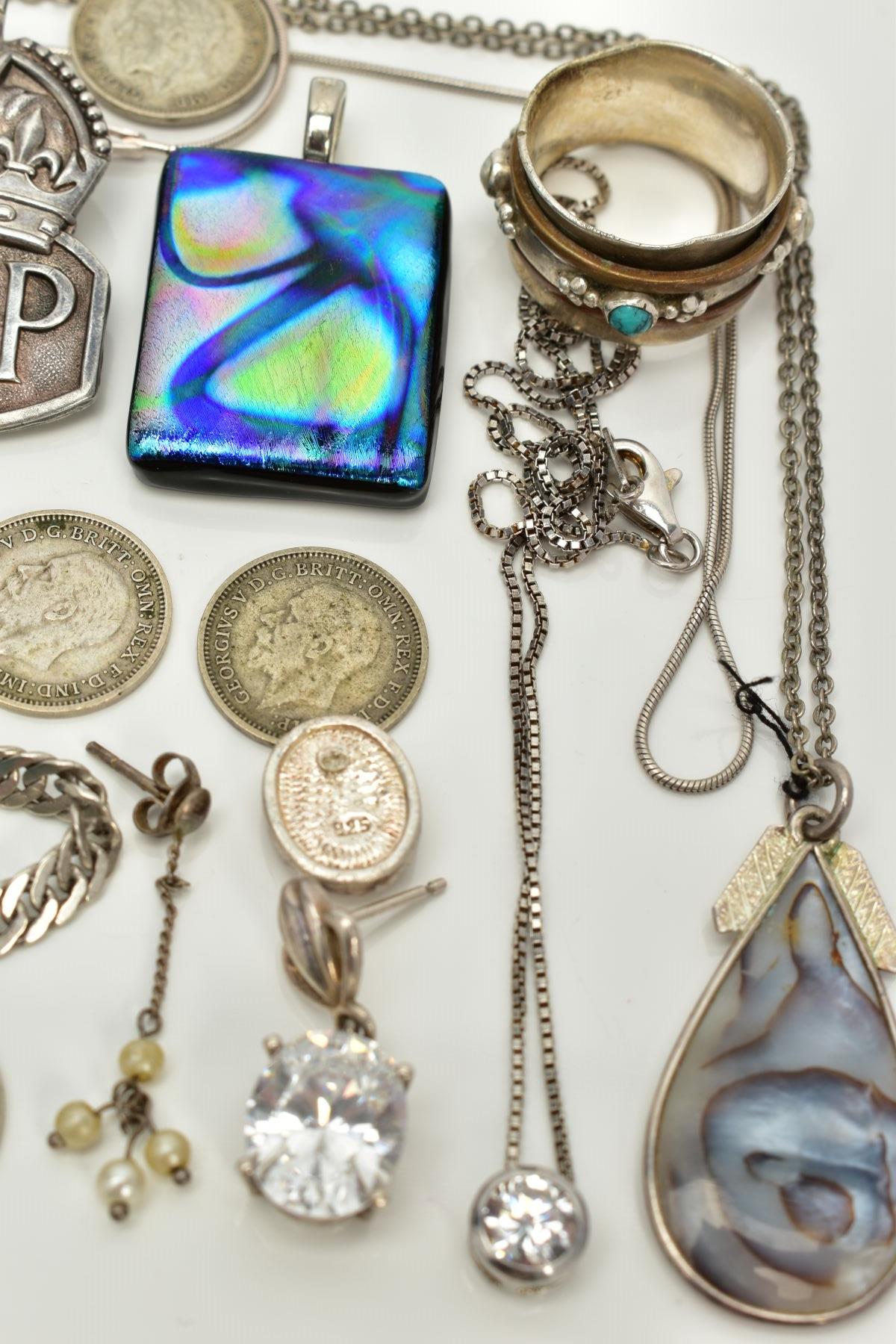 AN ASSORTED SELECTION OF JEWELLERY AND ITEMS, to include a silver A.R.P. Button medal, hallmarked - Image 5 of 5