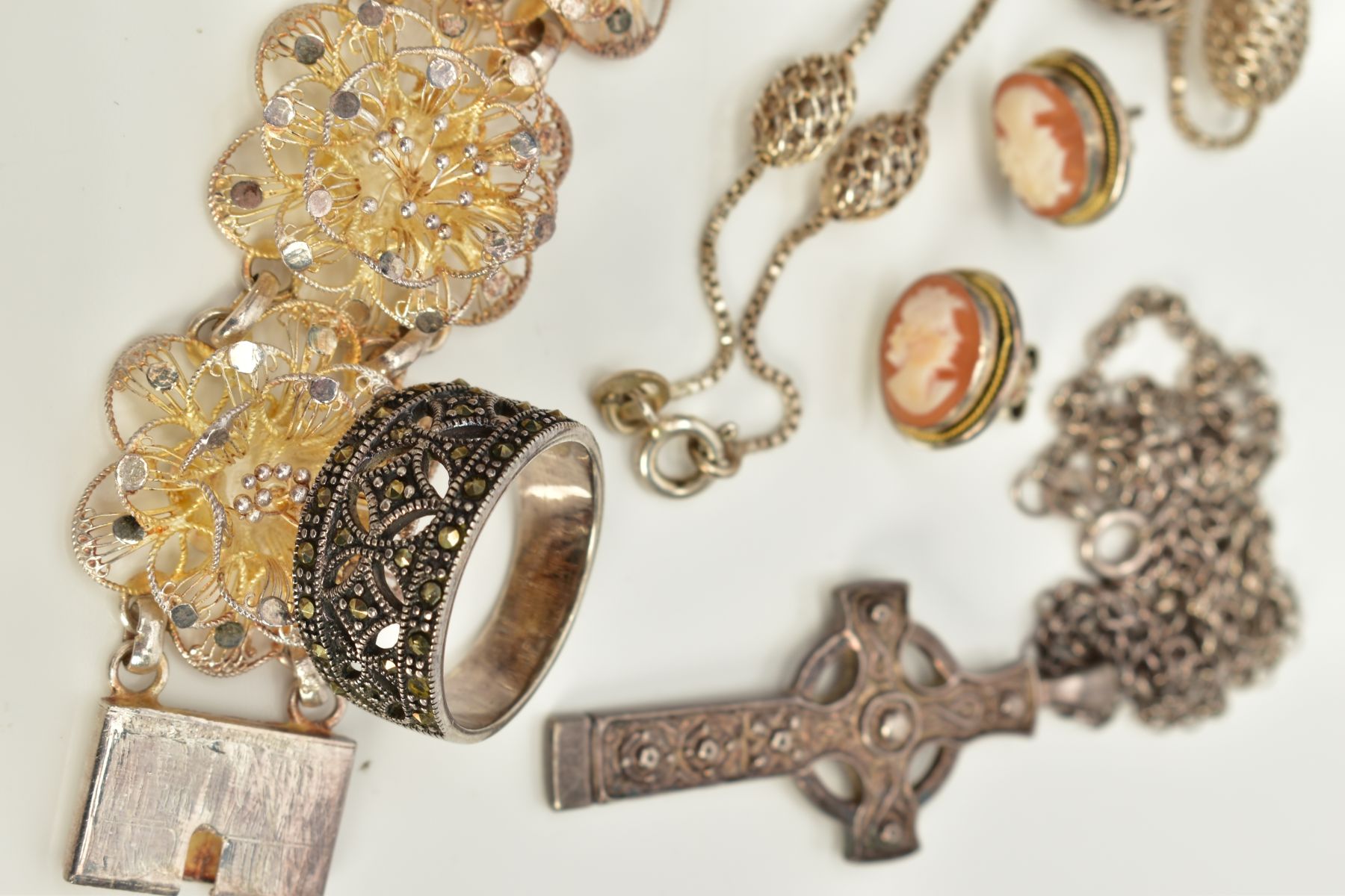 A SMALL SELECTION OF JEWELLERY, to include a child's foliate engraved silver bangle, hallmarked - Image 3 of 5