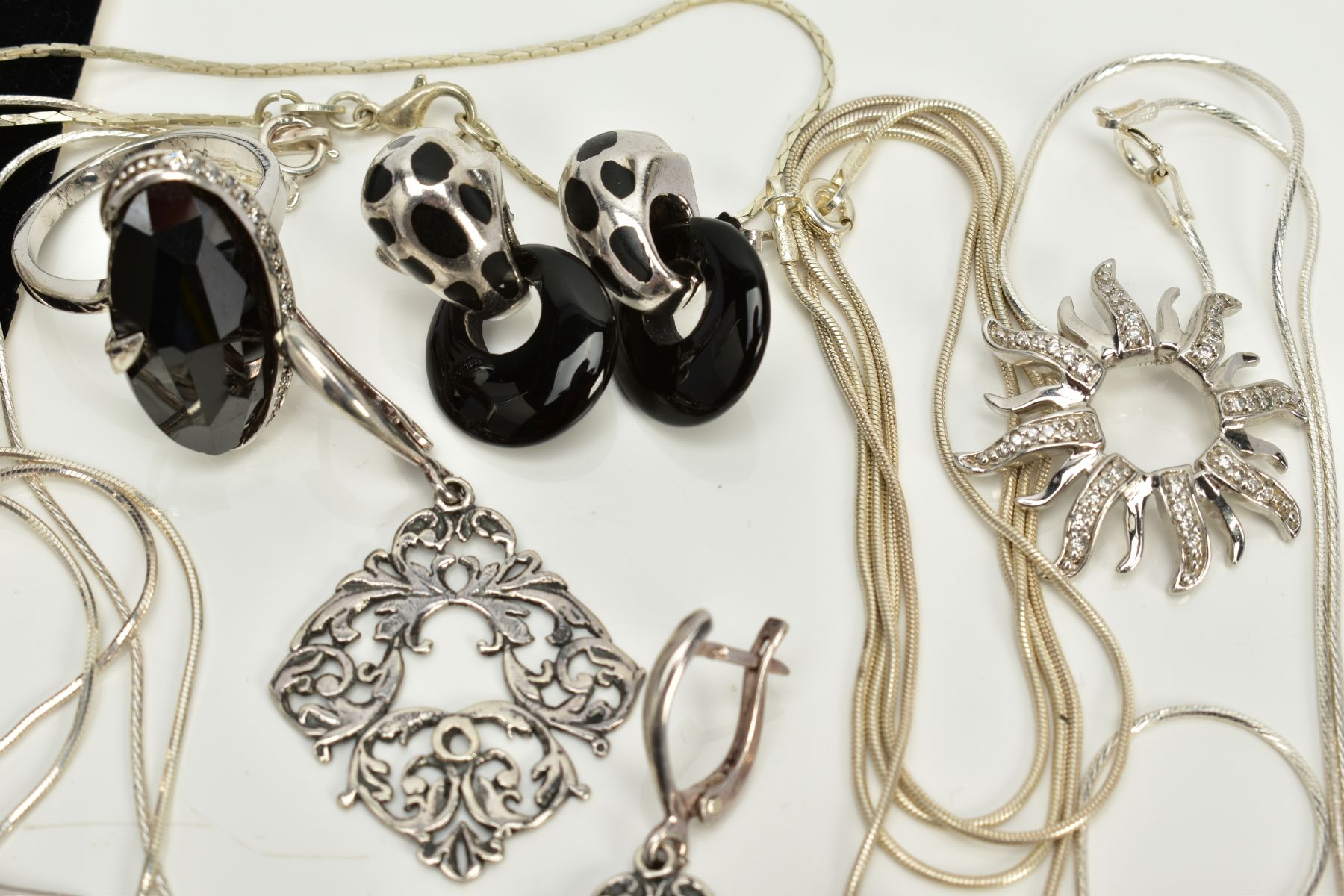 A COLLECTION OF WHITE METAL ASSORTED JEWELLERY ITEMS to include an onyx and marcasite ring, onyx and - Image 4 of 4