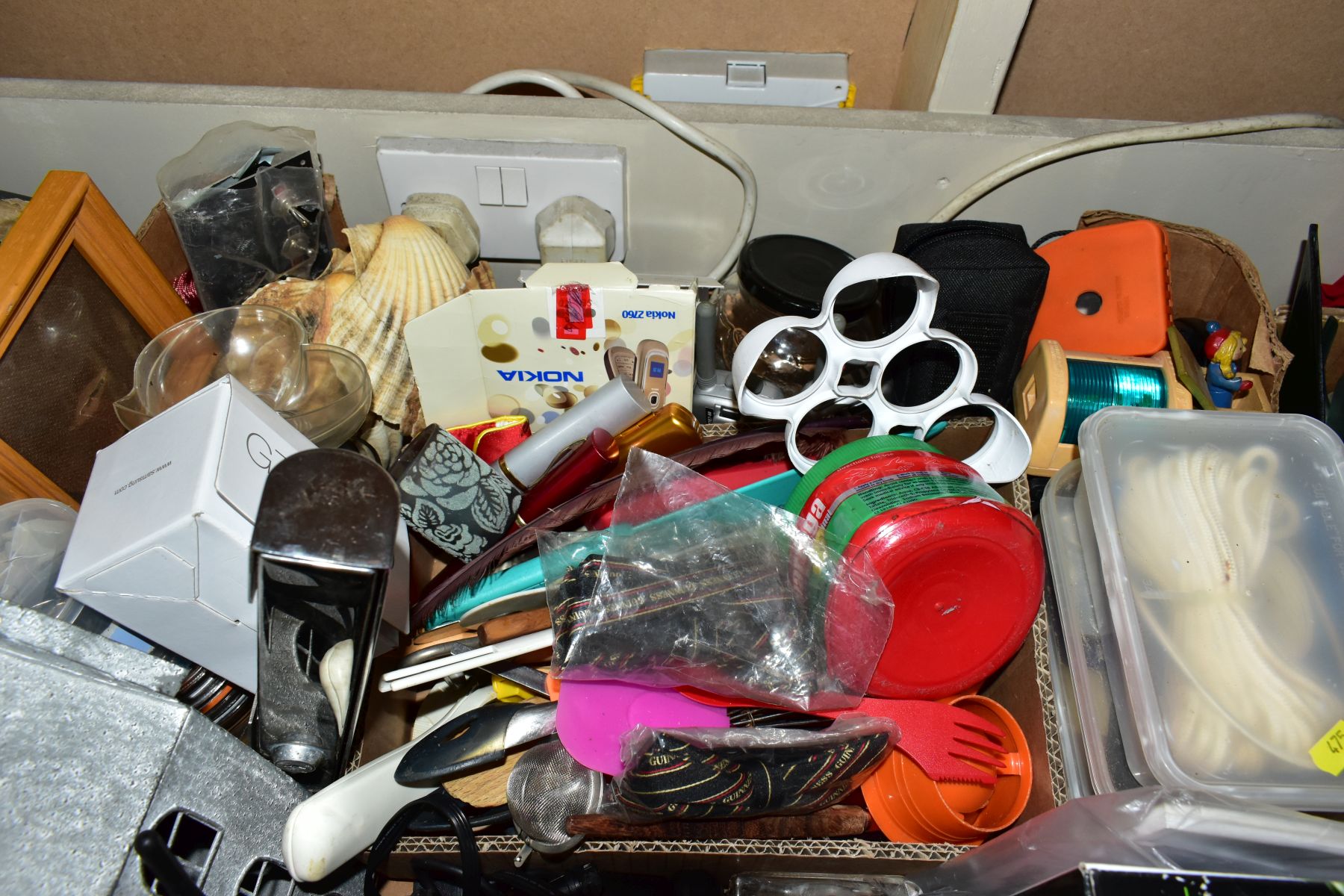 EIGHT BOXES AND LOOSE KITECHENALIA, HOUSEHOLD SUNDRIES, CERAMICS, BOOKS, ETC, including a carbuoy, - Image 11 of 18