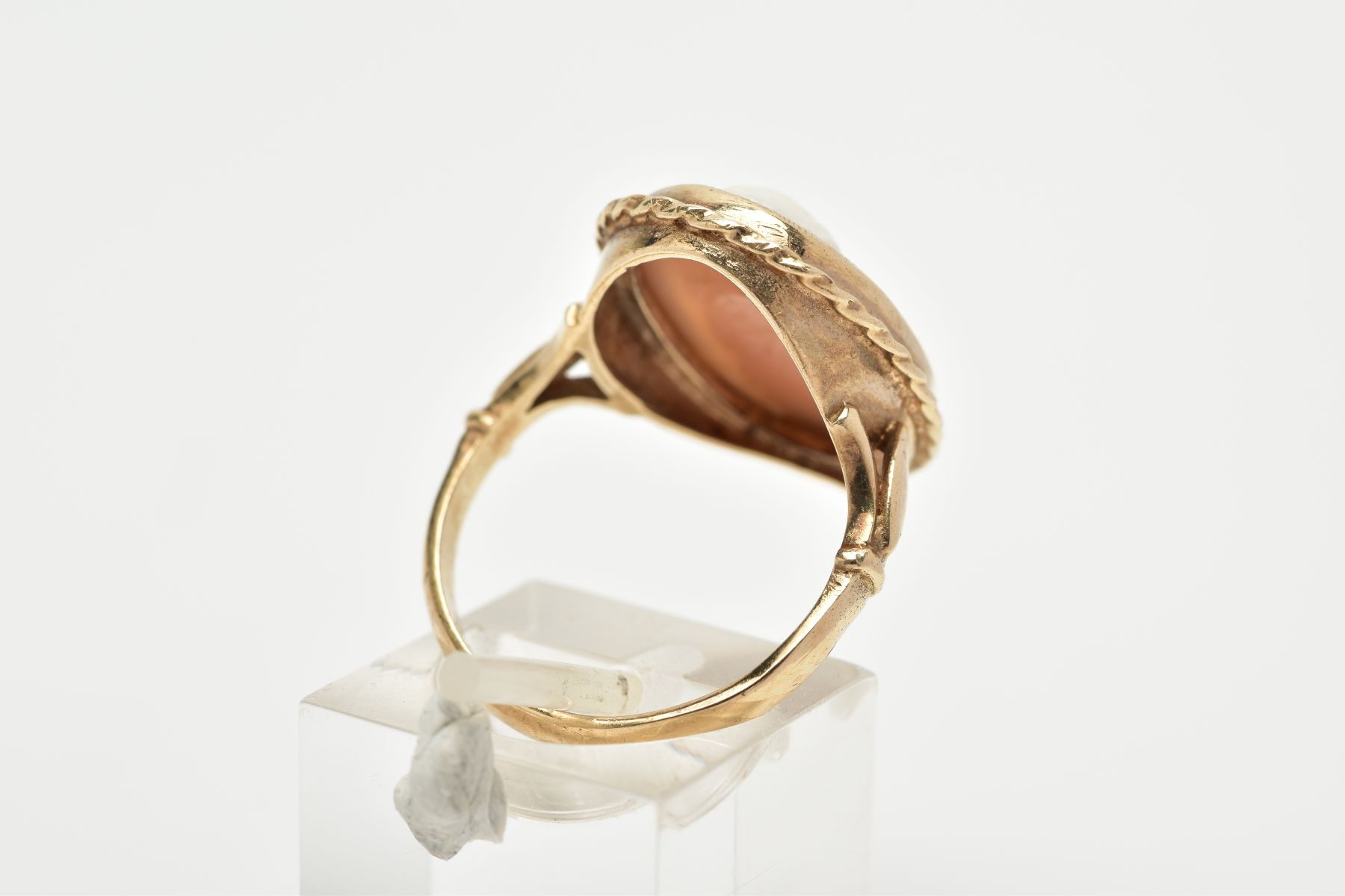 1 9CT GOLD CAMEO RING, of oval design depicting a lady in profile, within a collet mount and rope - Image 3 of 4