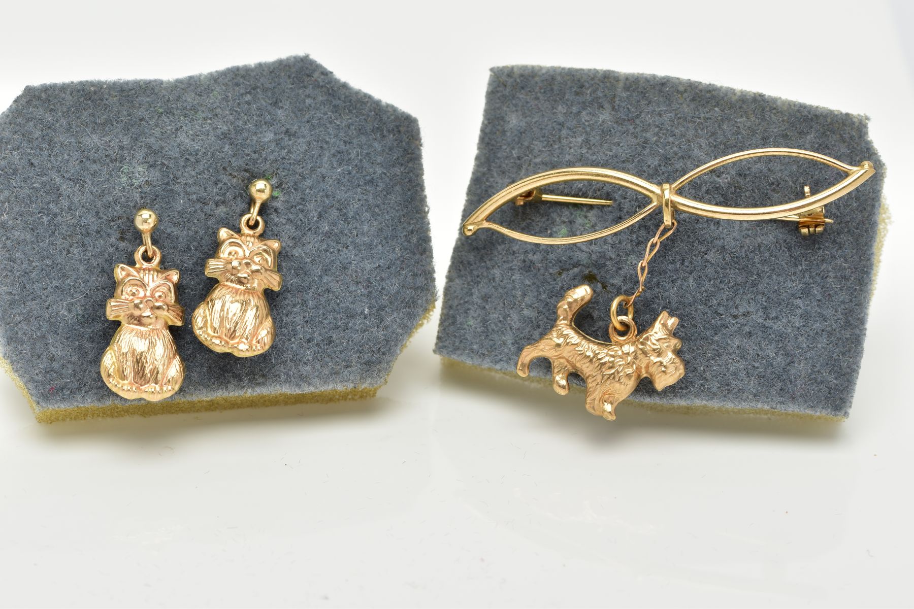 A 9CT GOLD OPENWORK BAR BROOCH AND A PAIR OF YELLOW METAL DROP EARRINGS, the openwork brooch, of a