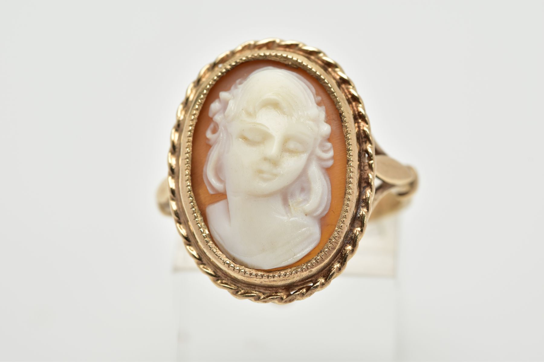 1 9CT GOLD CAMEO RING, of oval design depicting a lady in profile, within a collet mount and rope - Image 4 of 4