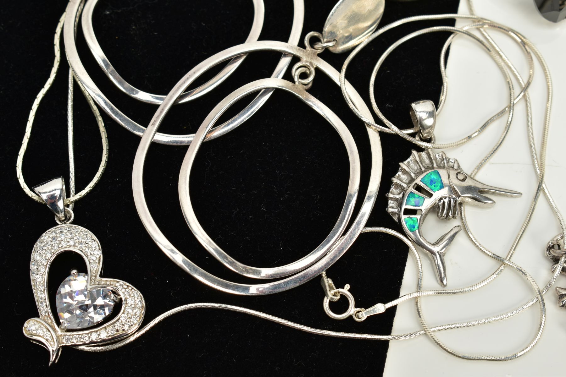 A COLLECTION OF WHITE METAL ASSORTED JEWELLERY ITEMS to include an onyx and marcasite ring, onyx and - Image 3 of 4