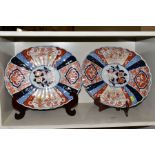 A PAIR OF JAPANESE IMARI PATTERN OVAL SHAPED PLATES, with scalloped edges, decorated with