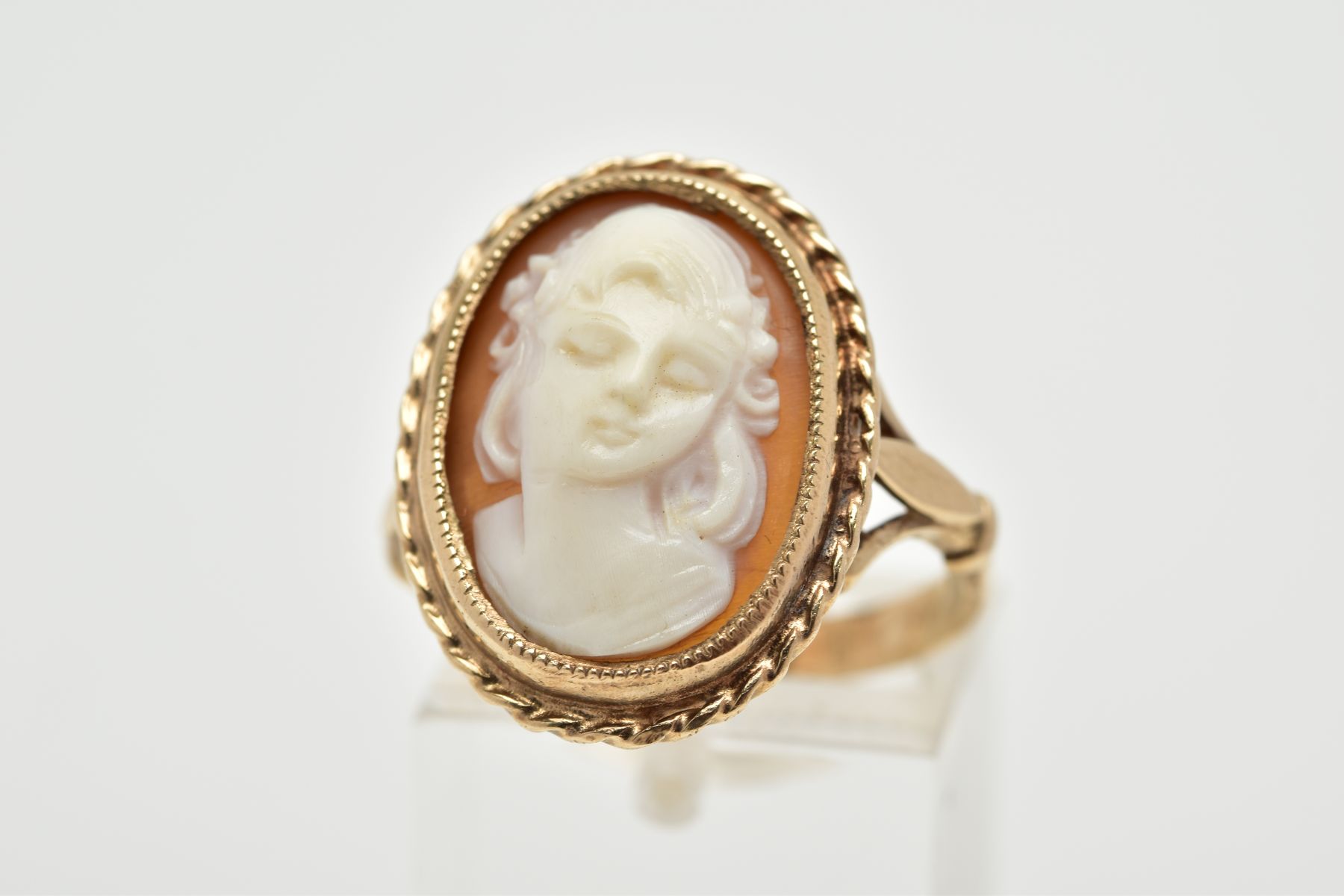 1 9CT GOLD CAMEO RING, of oval design depicting a lady in profile, within a collet mount and rope