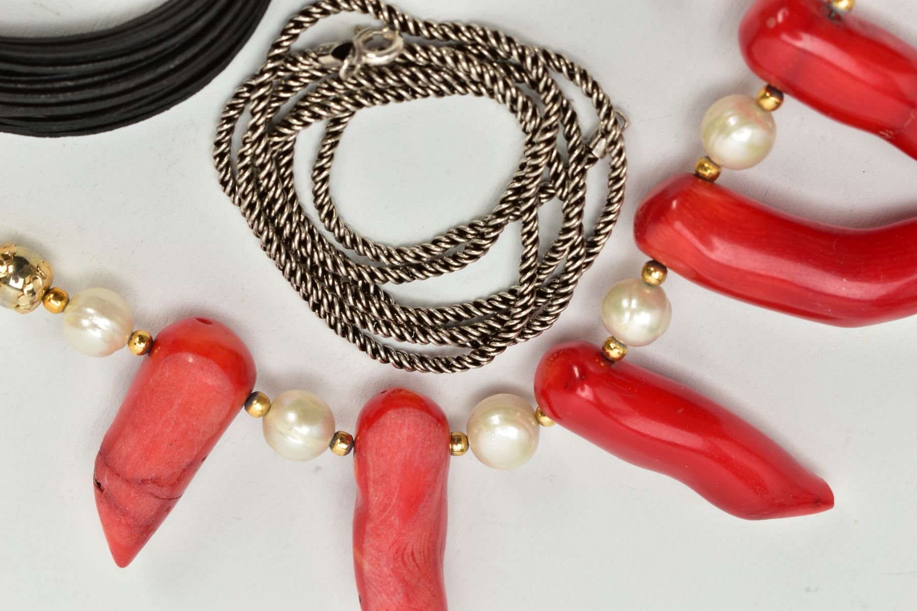 THREE ITEMS OF JEWELLERY, to include a large dyed coral and fresh water cultured pearl necklace, a - Image 4 of 5