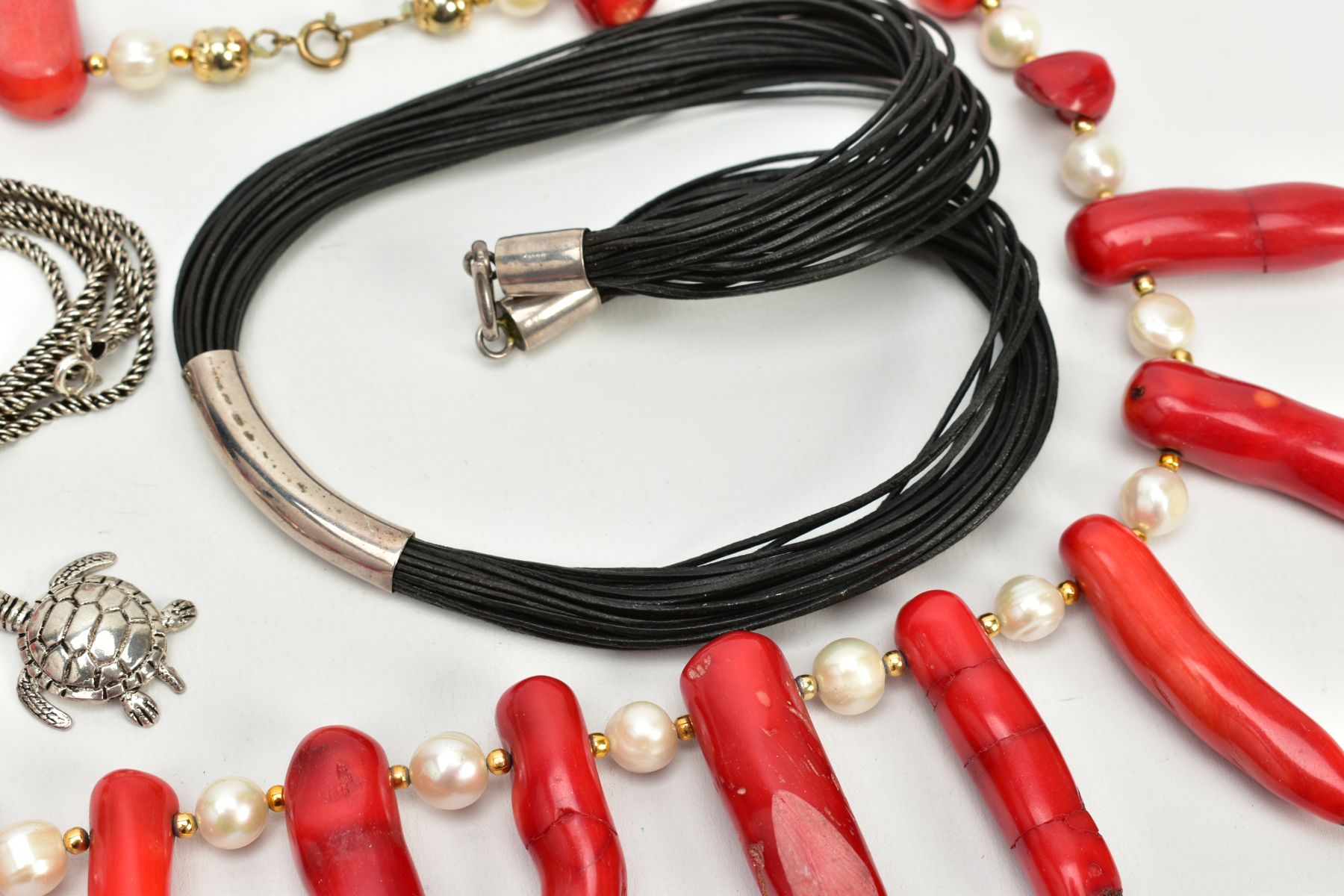 THREE ITEMS OF JEWELLERY, to include a large dyed coral and fresh water cultured pearl necklace, a - Image 3 of 5
