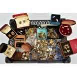 A TRAY OF CUFFLINKS, TIE PINS AND BROOCHES, to include a selection of yellow metal cufflinks such as