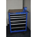 A CLARKE HDPLUS METAL TOOL CHEST OF DRAWERS with seven drawers (no key) and a Ward Anvil 2 vice