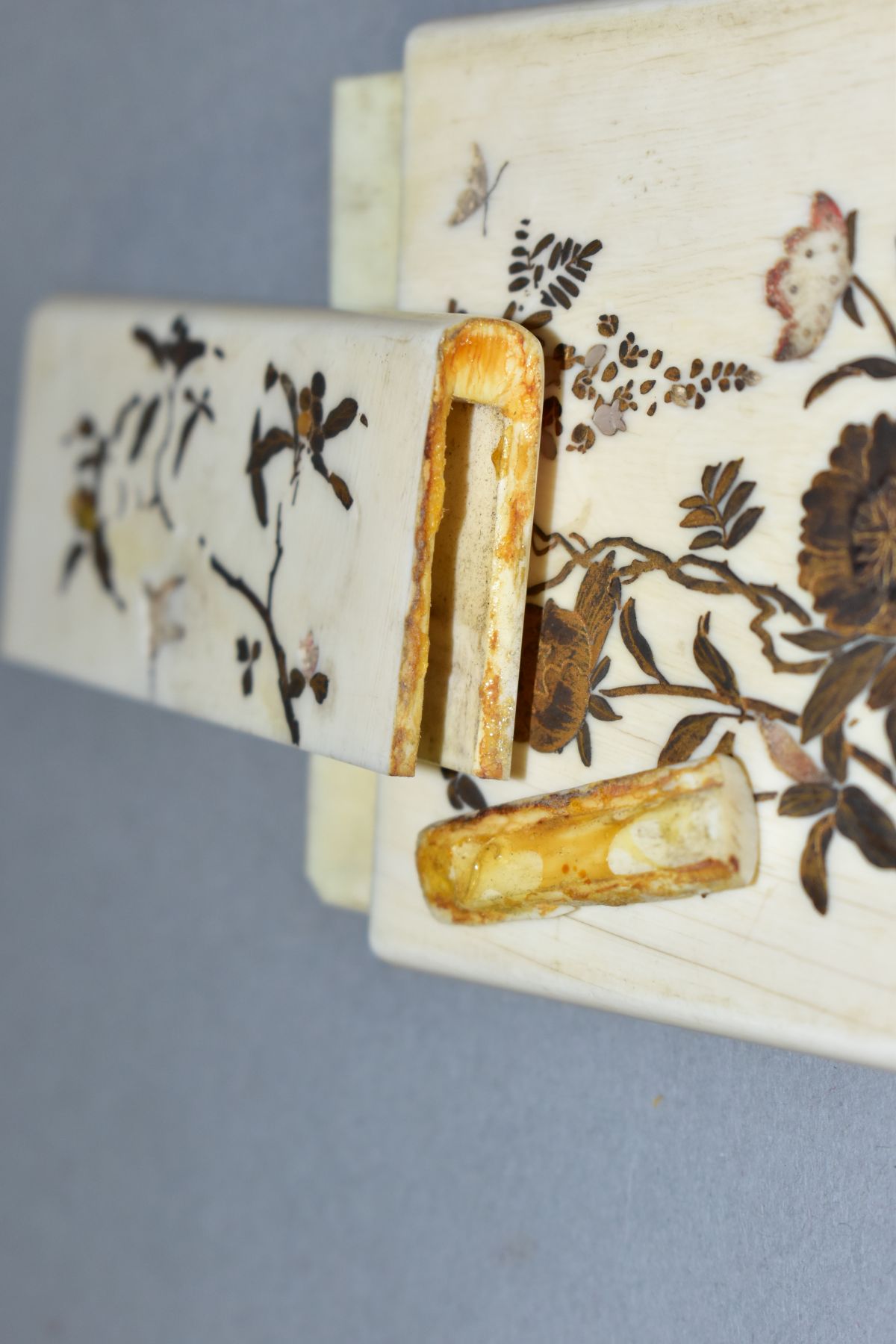 A LATE 19TH CENTURY JAPANESE IVORY AND SHIBIYAMA CARD CASE, the pull off cover with splits and - Image 8 of 8