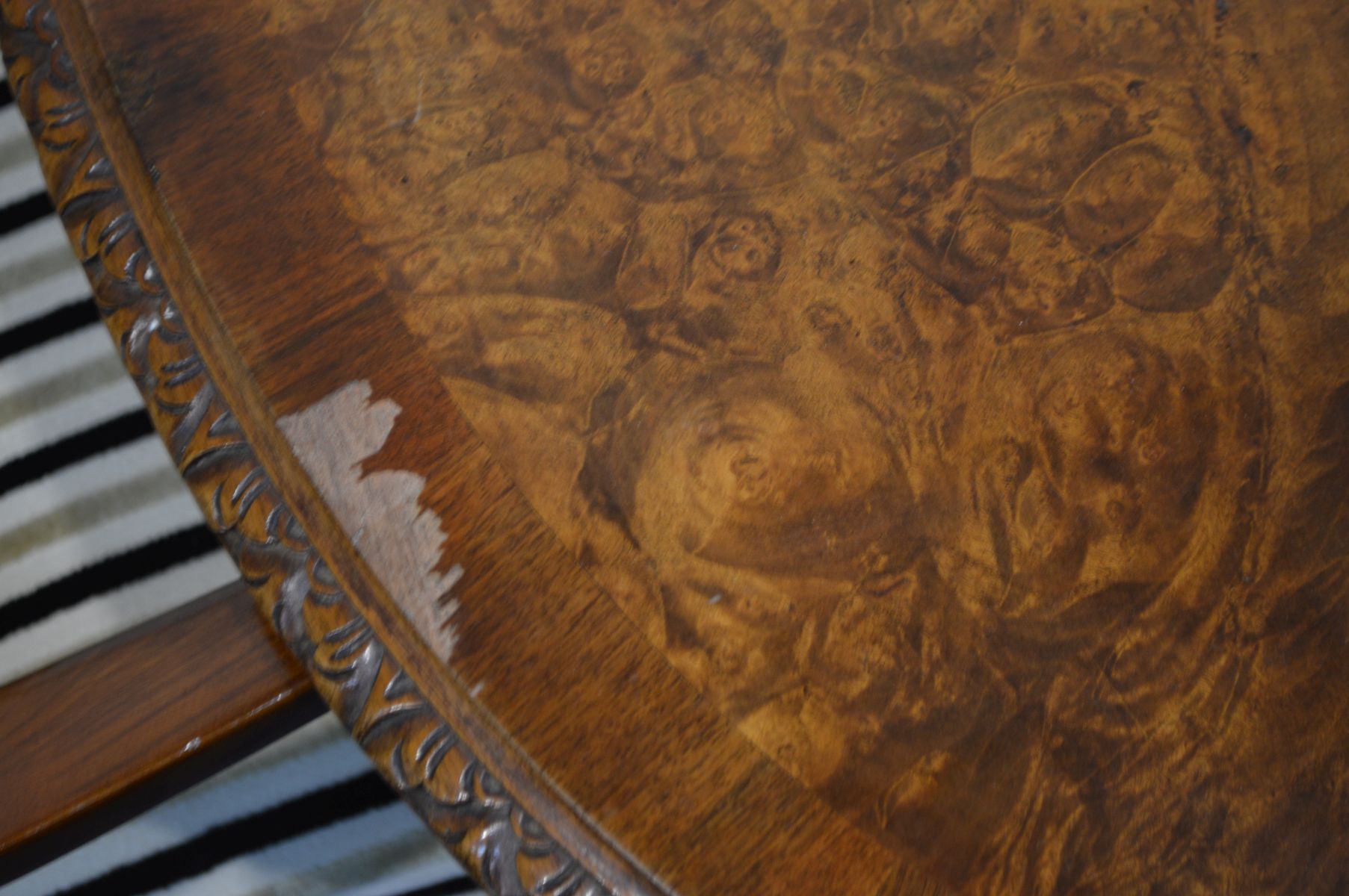 A REPRODUCTION BURR WALNUT AND MAHOGANY DRAW LEAF DINING TABLE, one additional leaf, extended length - Image 4 of 4