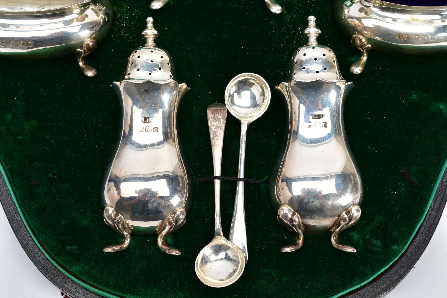 A SILVER EDWARDIAN CASED CONDIMENT SET, to include two salts (one with blue glass insert), a mustard - Image 2 of 5