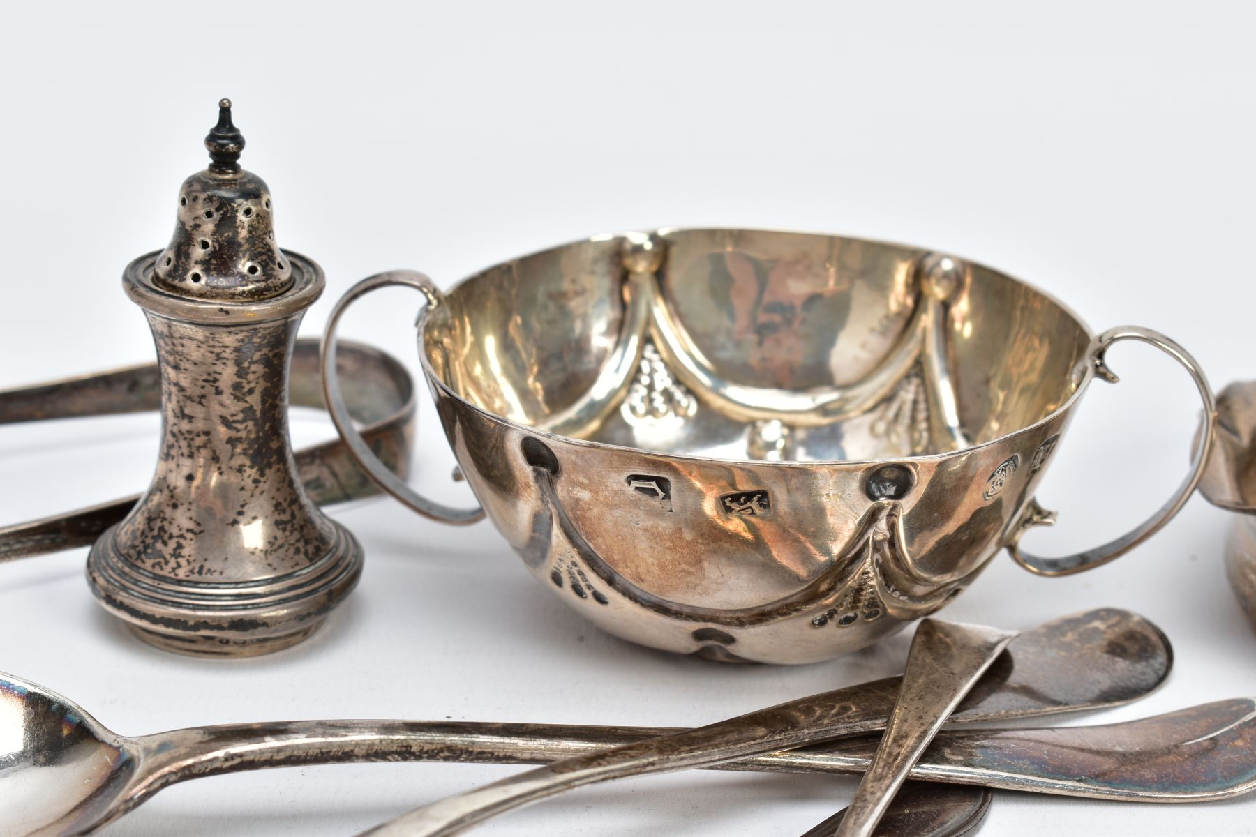 A QUANTITY OF SILVER ITEMS, to include a pair of Georgian bright cut sugar tongs, London 1805, two - Image 4 of 5