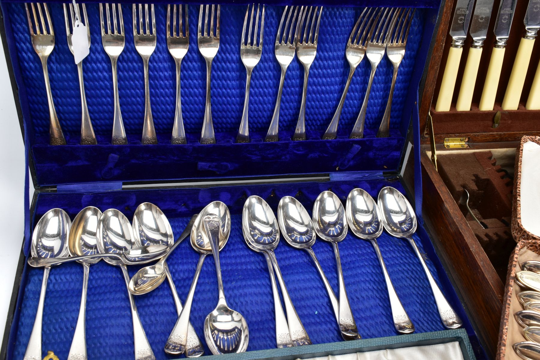 A COLLECTION OF FIVE CASED SILVER PLATED CUTLERY SETS, to include a carving set, a cake set, fish - Image 3 of 5