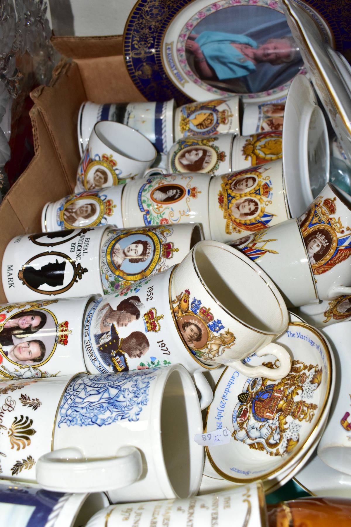THREE BOXES OF ROYAL COMMEMORATIVE CERAMICS, ASSORTED METALWARES, CERAMICS, etc, to include two - Image 4 of 6