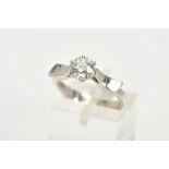 A SINGLE STONE DIAMOND RING, a transitional cut diamond, estimated weight 0.92ct, colour assessed as