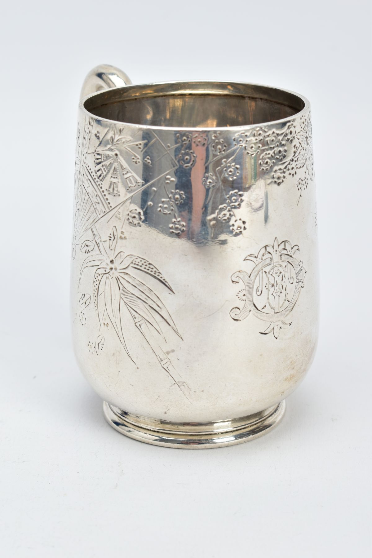 A VICTORIAN SILVER MUG, with a floral and foliate engraved design body, plain polished handle, on - Image 2 of 5