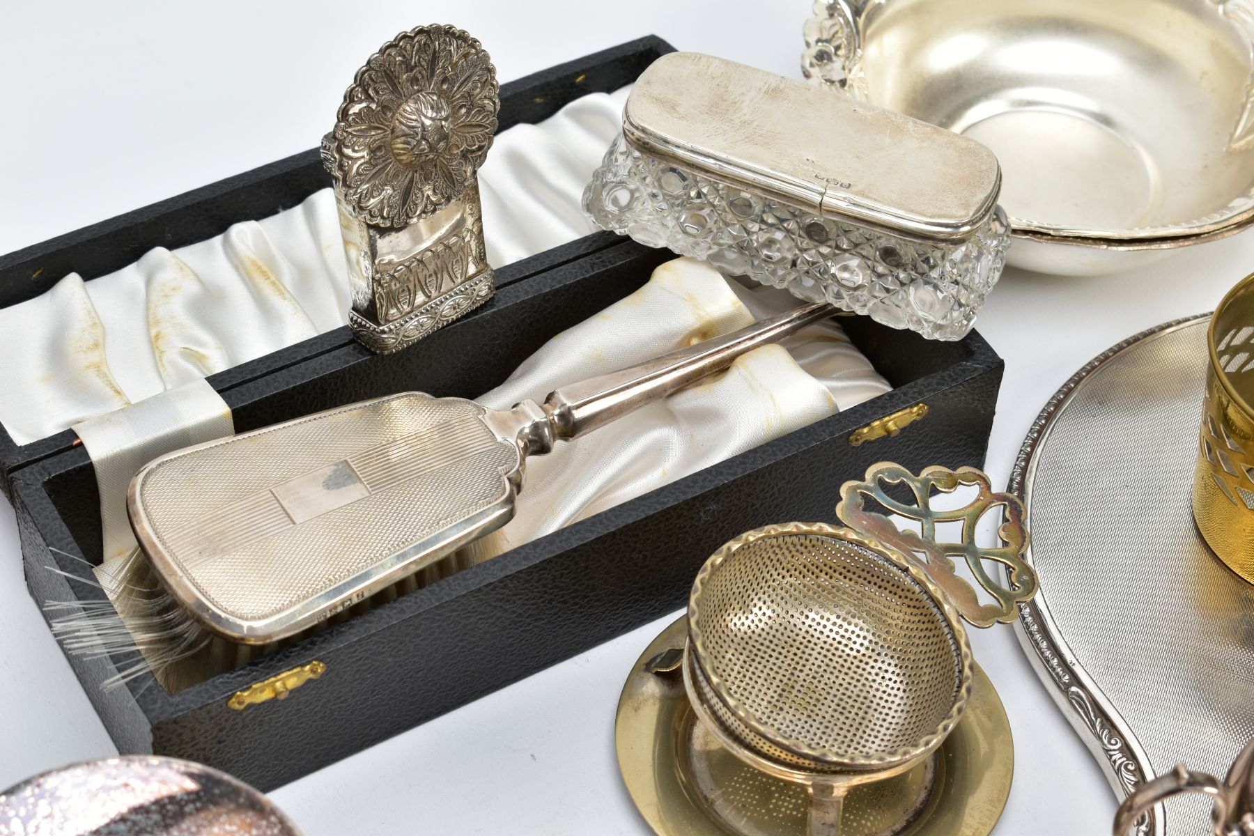 A COLLECTION OF SILVER AND SILVER PLATED ITEMS, to include a cased small silver hair brush measuring - Image 7 of 7