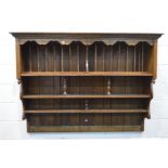 AN OAK HANGING CASCADE WALL HANGING PLATE RACK/BOOKCASE, width 150cm x depth 37cm x height 110cm