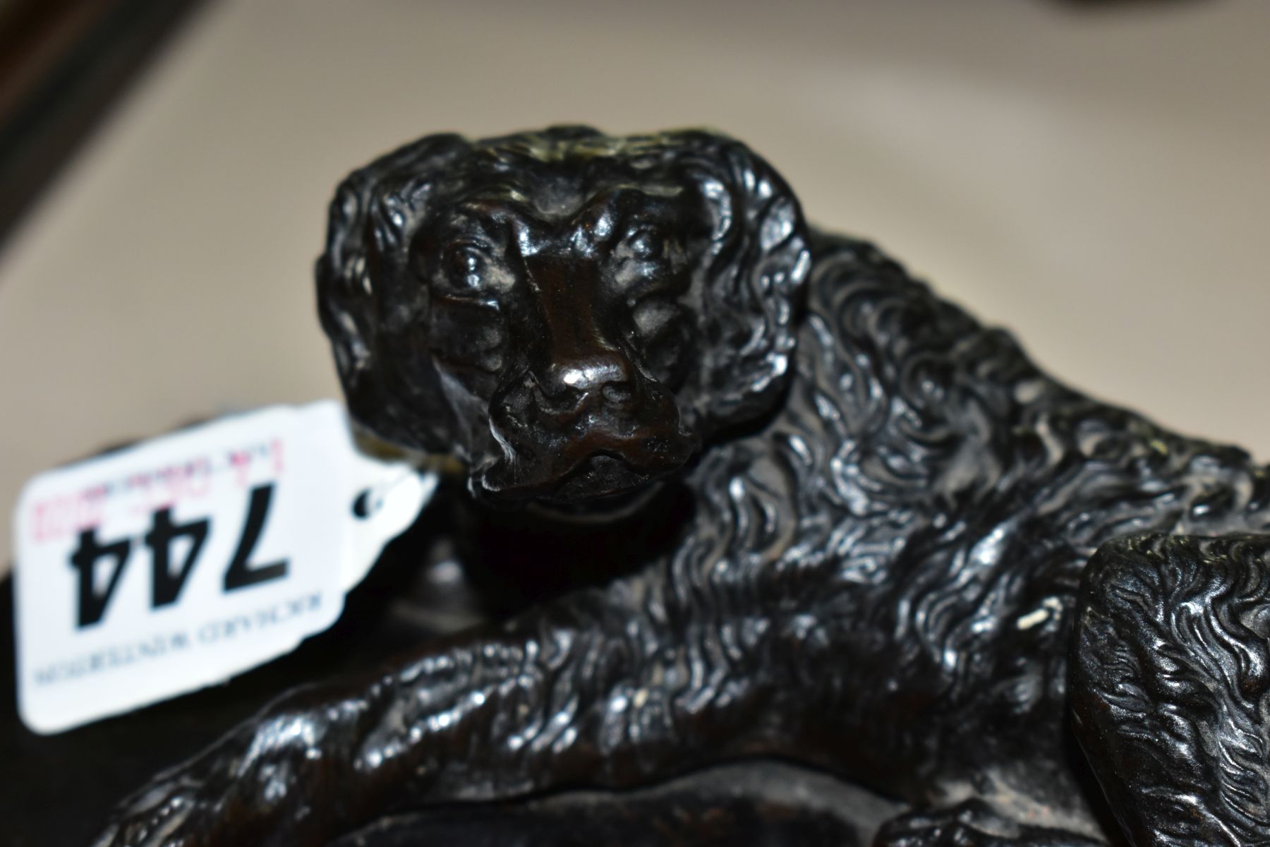 A BRONZED CAST METAL SCULPTURE OF A DOG LYING DOWN (Retriever), mounted on a rectangular bronzed - Image 4 of 4