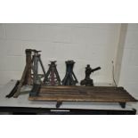 A COLLECTION OF AUTOMOTIVE TOOLS including two pairs of axle stands (34cm min height), a pair of