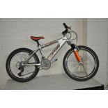 A TEAM SARACEN MANIA DUAL STREET MOUNTAIN BIKE, eighteen gears, front suspension, 15 inch