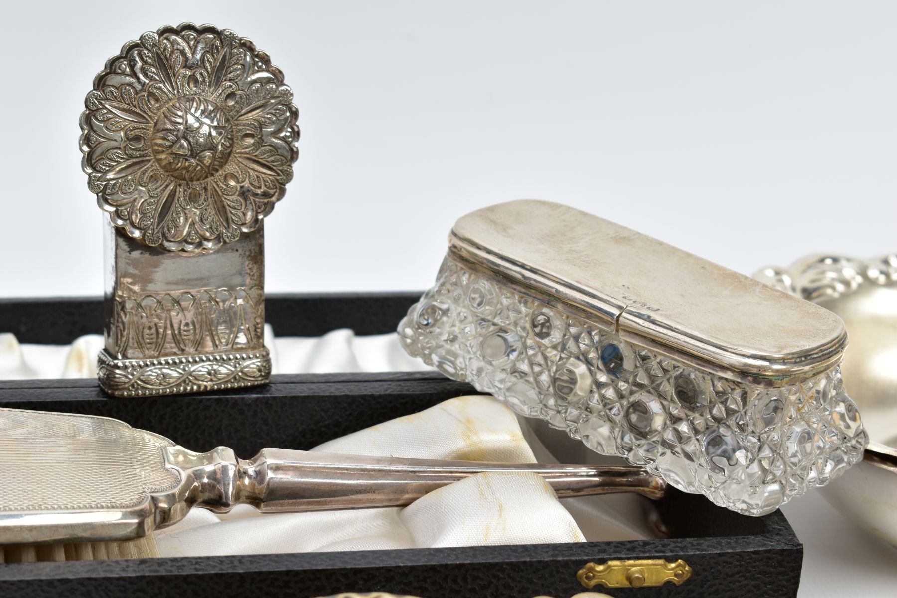 A COLLECTION OF SILVER AND SILVER PLATED ITEMS, to include a cased small silver hair brush measuring - Image 5 of 7