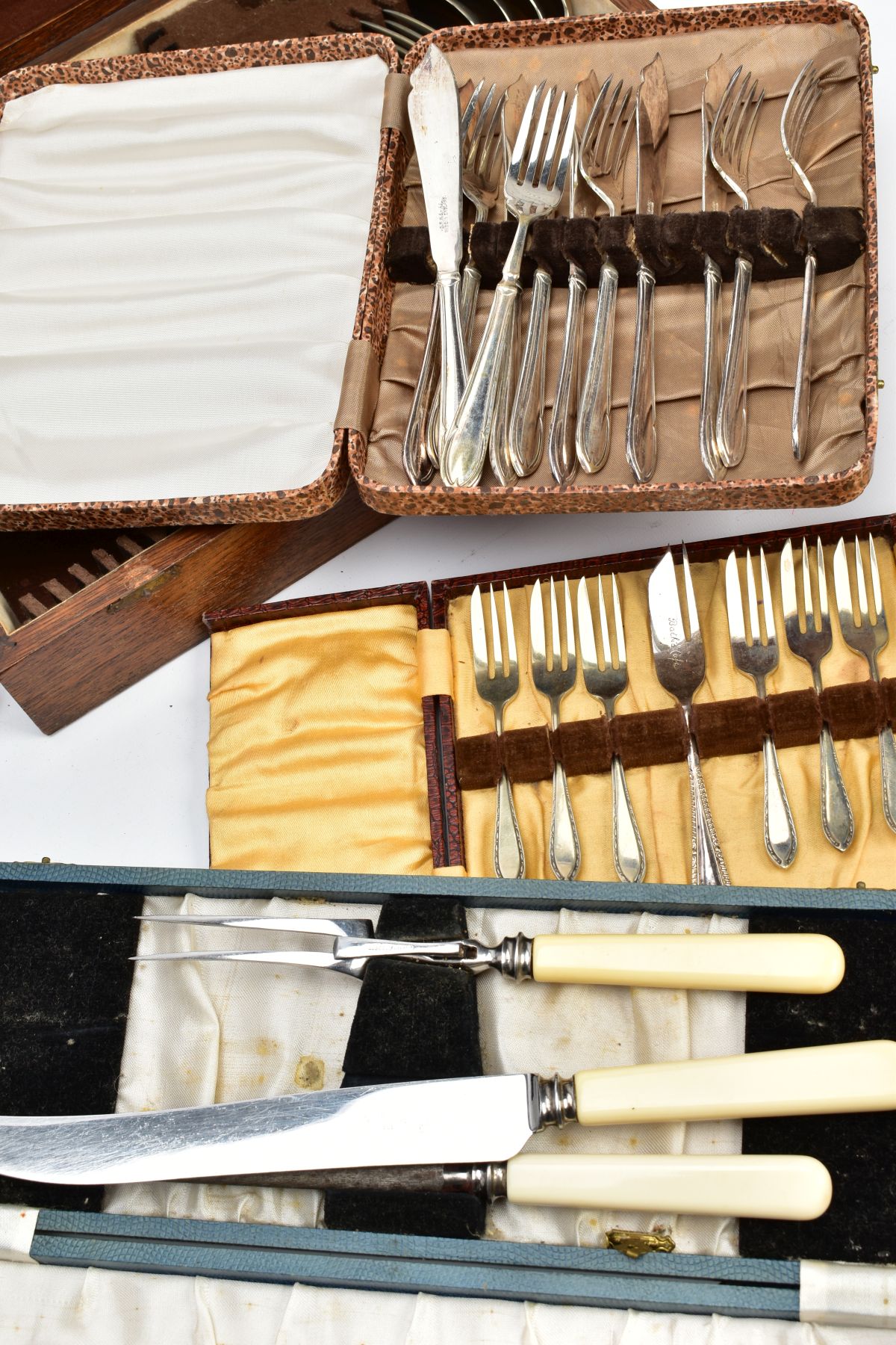 A COLLECTION OF FIVE CASED SILVER PLATED CUTLERY SETS, to include a carving set, a cake set, fish - Image 4 of 5