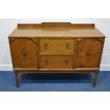 AN EARLY TO MID 20TH CENTURY OAK SIDEBOARD, raised back, two cupboard doors flanking two deep