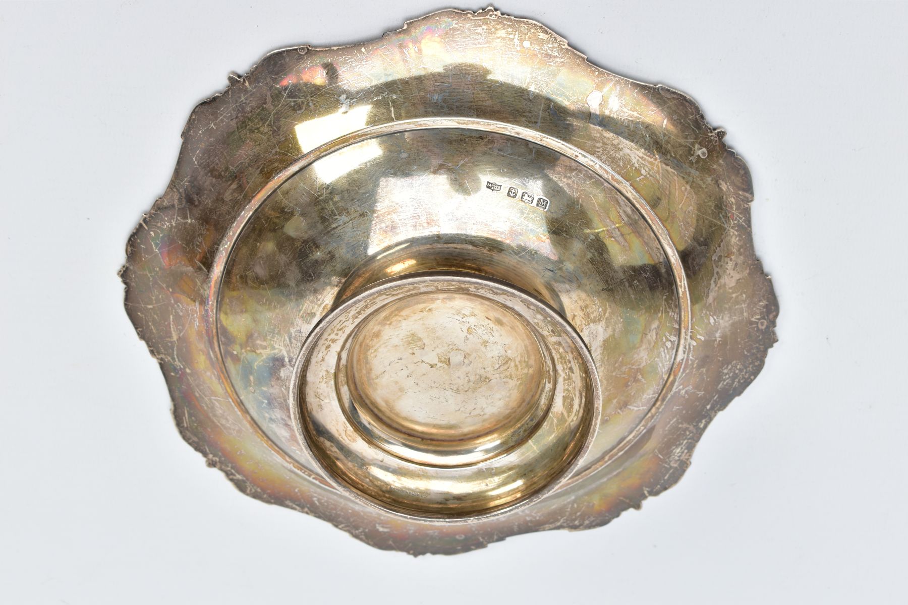 A SILVER MAPPIN AND WEBB DISH, of a circular form with a shell decorated wavy edge, on a raised - Image 4 of 5