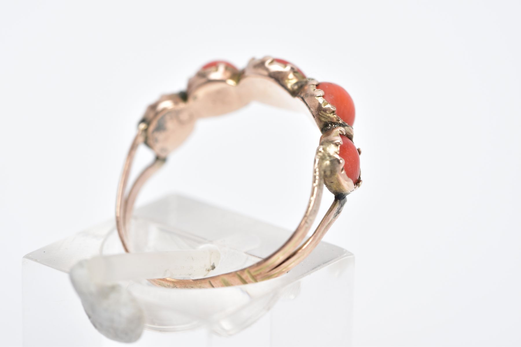 A YELLOW METAL CORAL RING, designed with five graduated coral cabochons, bifurcated textured - Image 3 of 3