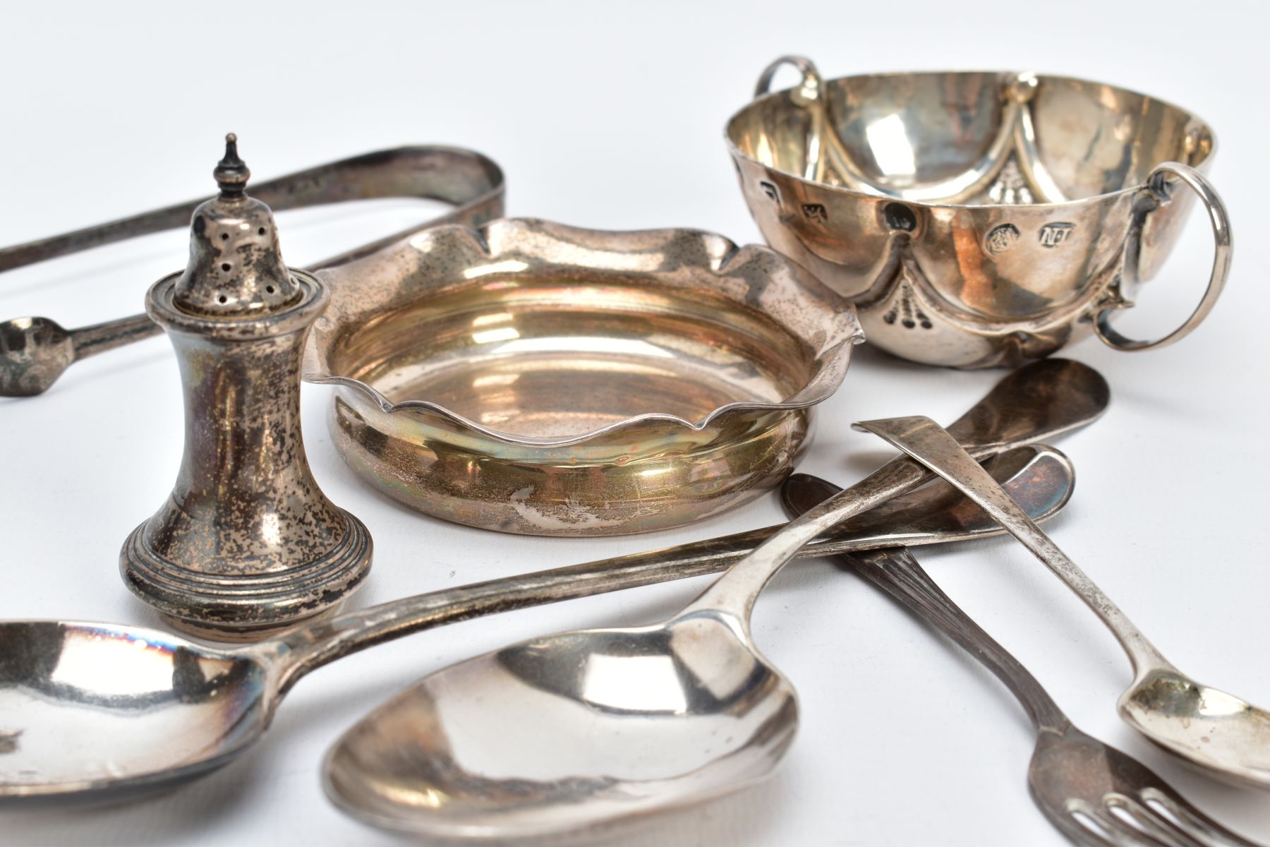 A QUANTITY OF SILVER ITEMS, to include a pair of Georgian bright cut sugar tongs, London 1805, two - Image 5 of 5