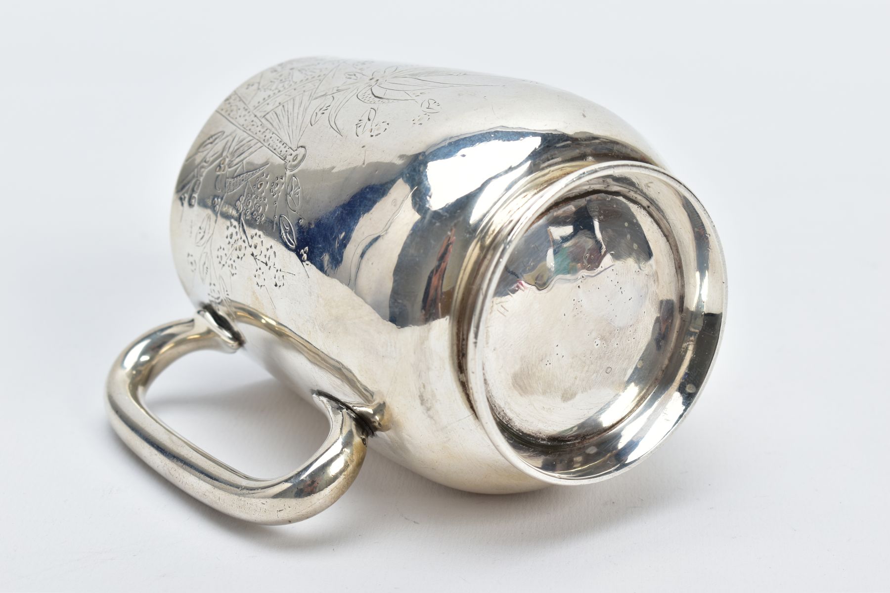 A VICTORIAN SILVER MUG, with a floral and foliate engraved design body, plain polished handle, on - Image 5 of 5