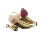 14CT GOLD RING SET WITH RUBY AND CULTURED PEARL