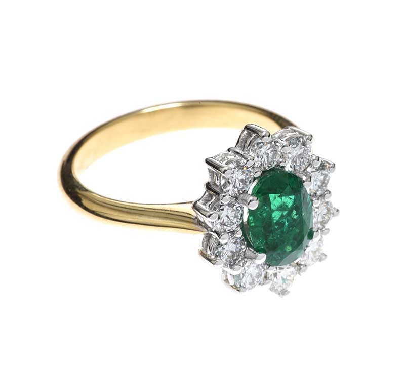 18CT GOLD COLOMBIAN EMERALD AND DIAMOND RING - Image 2 of 3