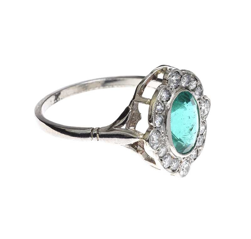 PLATINUM EMERALD AND DIAMOND RING - Image 2 of 3