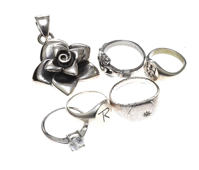 ASSORTMENT OF SILVER JEWELLERY