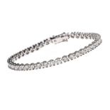 18CT WHITE GOLD DIAMOND TENNIS BRACELET