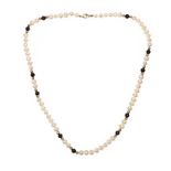 STRAND OF FRESHWATER PEARLS AND ONYX WITH 9CT GOLD BEADS AND CLASP