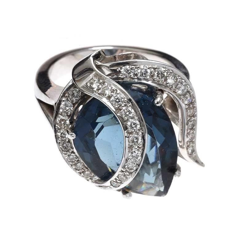 WHITE GOLD BLUE STONE AND DIAMOND RING - Image 2 of 3