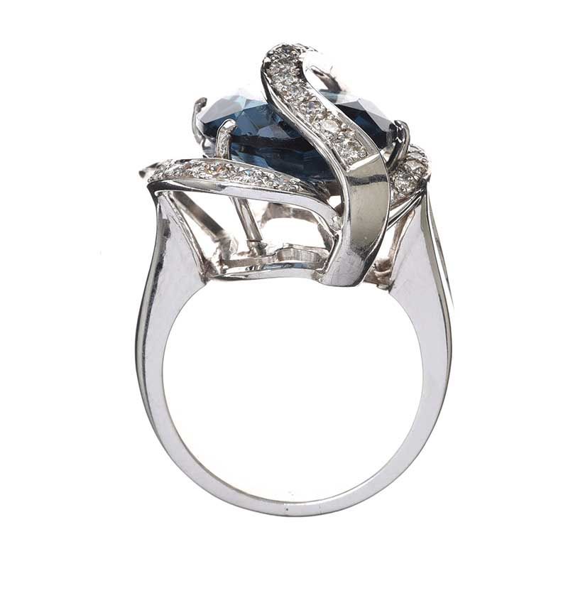 WHITE GOLD BLUE STONE AND DIAMOND RING - Image 3 of 3